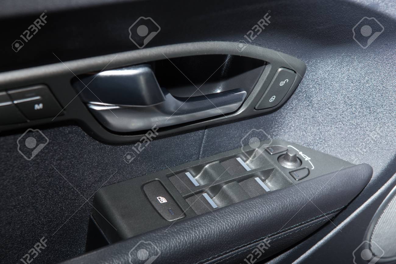 ボタンで車のドア内側のパネル の写真素材 画像素材 Image