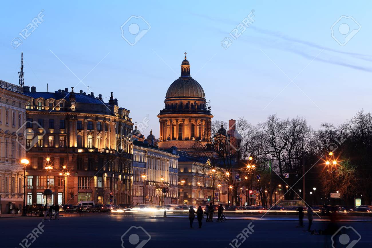 ロシアのサンクトペテルブルクの聖イサアク大聖堂の夜景 の写真素材 画像素材 Image