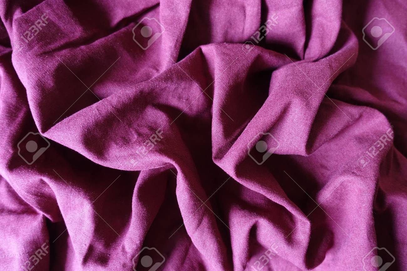 プラム色のリネンの布のひだと影 の写真素材 画像素材 Image