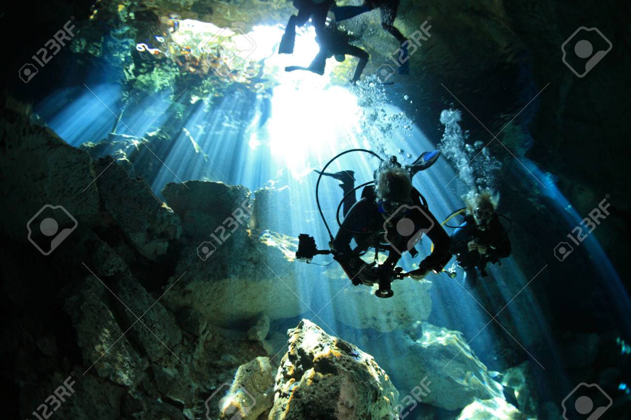 Entrance of cenote underwater cave - 29128530 Entrance of cenote underwater cave - 29128530