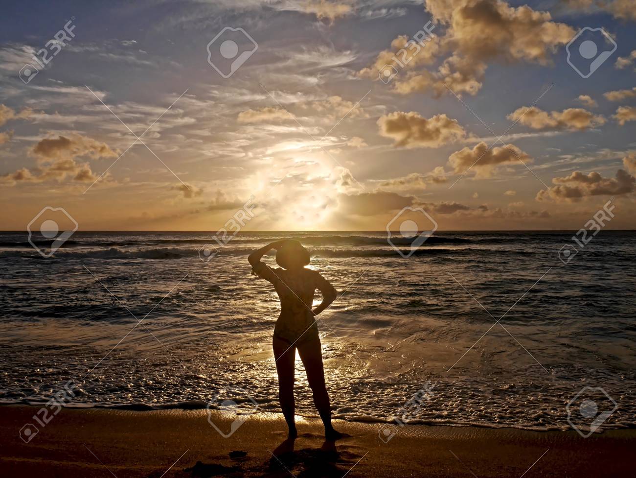 女性シルエットを背景に夕暮れ時の海 サンセット ビーチ ホノルル ハワイ 米国 の写真素材 画像素材 Image 女性シルエットを背景に夕暮れ時の海 サンセット ビーチ ホノルル ハワイ 米国 の写真素材 画像素材 Image