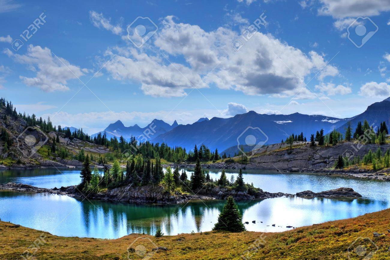 湖の島の反射 サンシャイン メドウズ バンフ国立公園 ロッキー山脈 アルバータ州 カナダ の写真素材 画像素材 Image