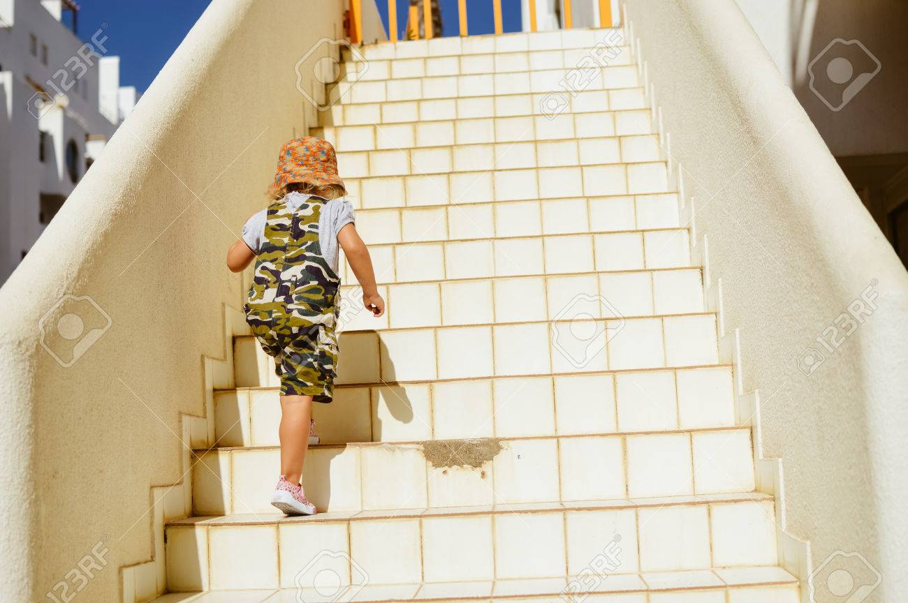 Enfant Monter L'escalier Arrière-Plan. Retour Image Vue Banque D'images Et  Photos Libres De Droits. Image 66350874.