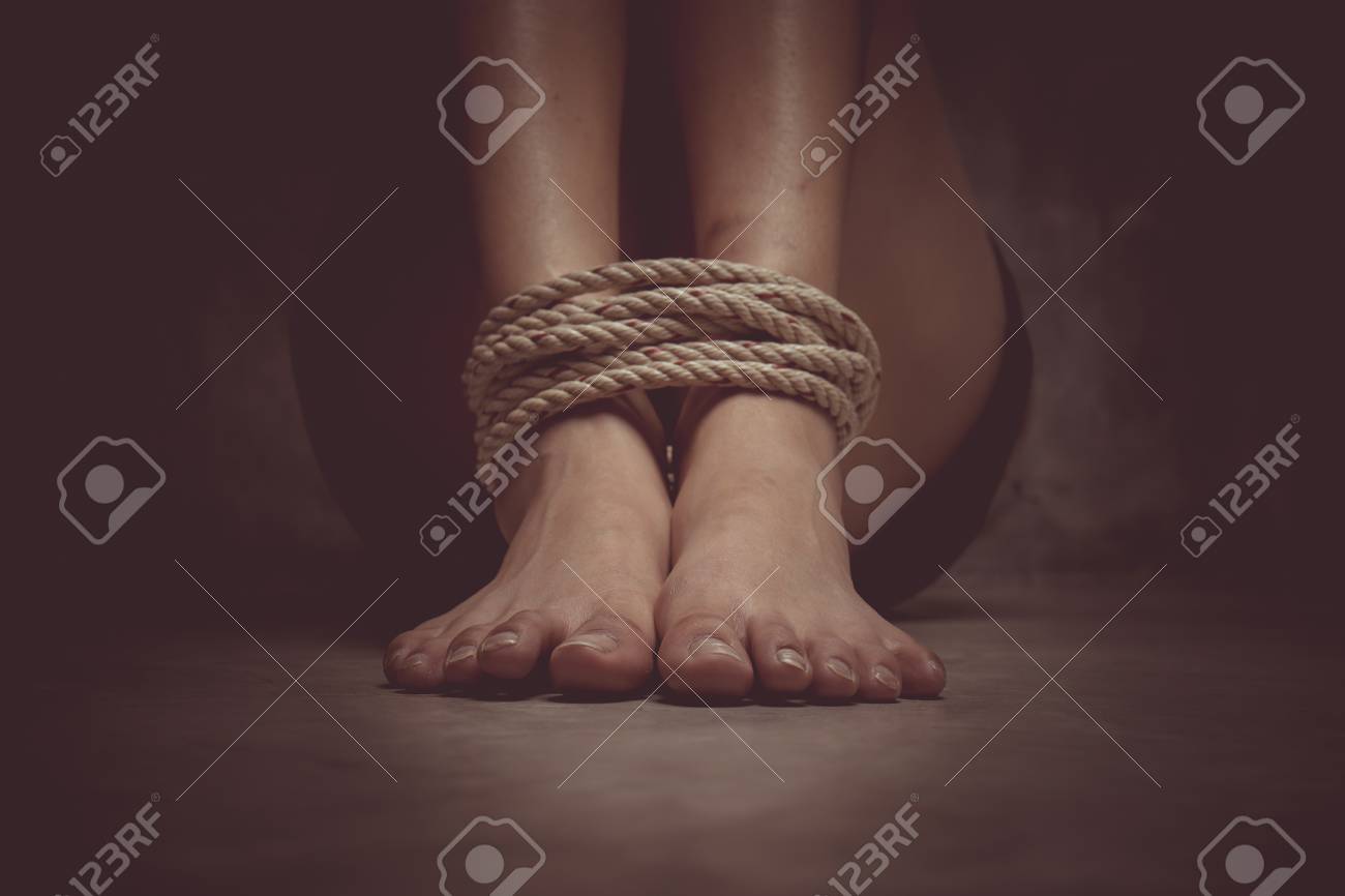 ロープで縛られ行方不明誘拐 虐待 人質 被害者である女性の足のショットの焦点のビンテージ トーン の写真素材 画像素材 Image