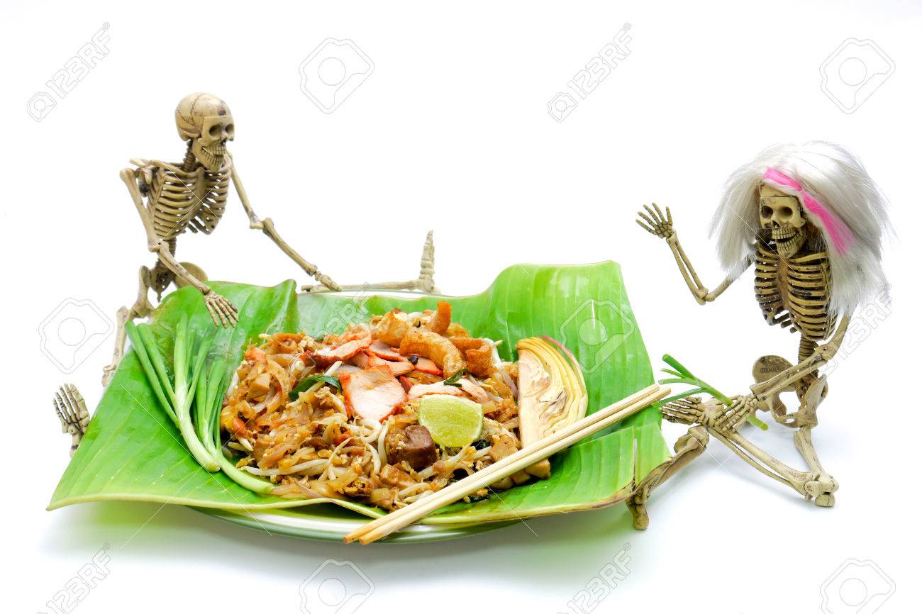 Geist Skelett Essen Pad Thai Noddle Auf Halloween Nacht Weissem Hintergrund Lizenzfreie Fotos Bilder Und Stock Fotografie Image 54273754