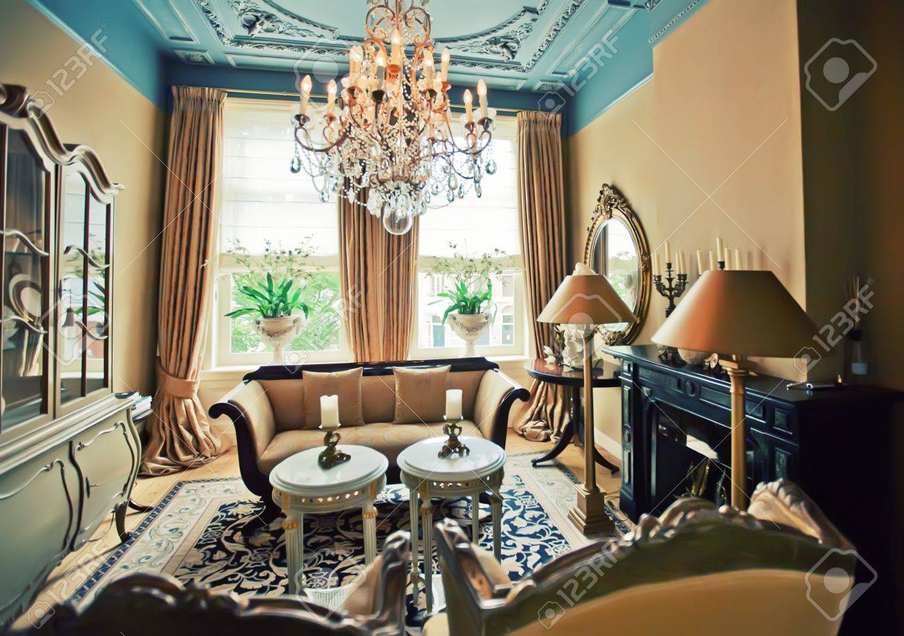 クラシックなスタイルの高級ホテルの部屋 の写真素材 画像素材 Image