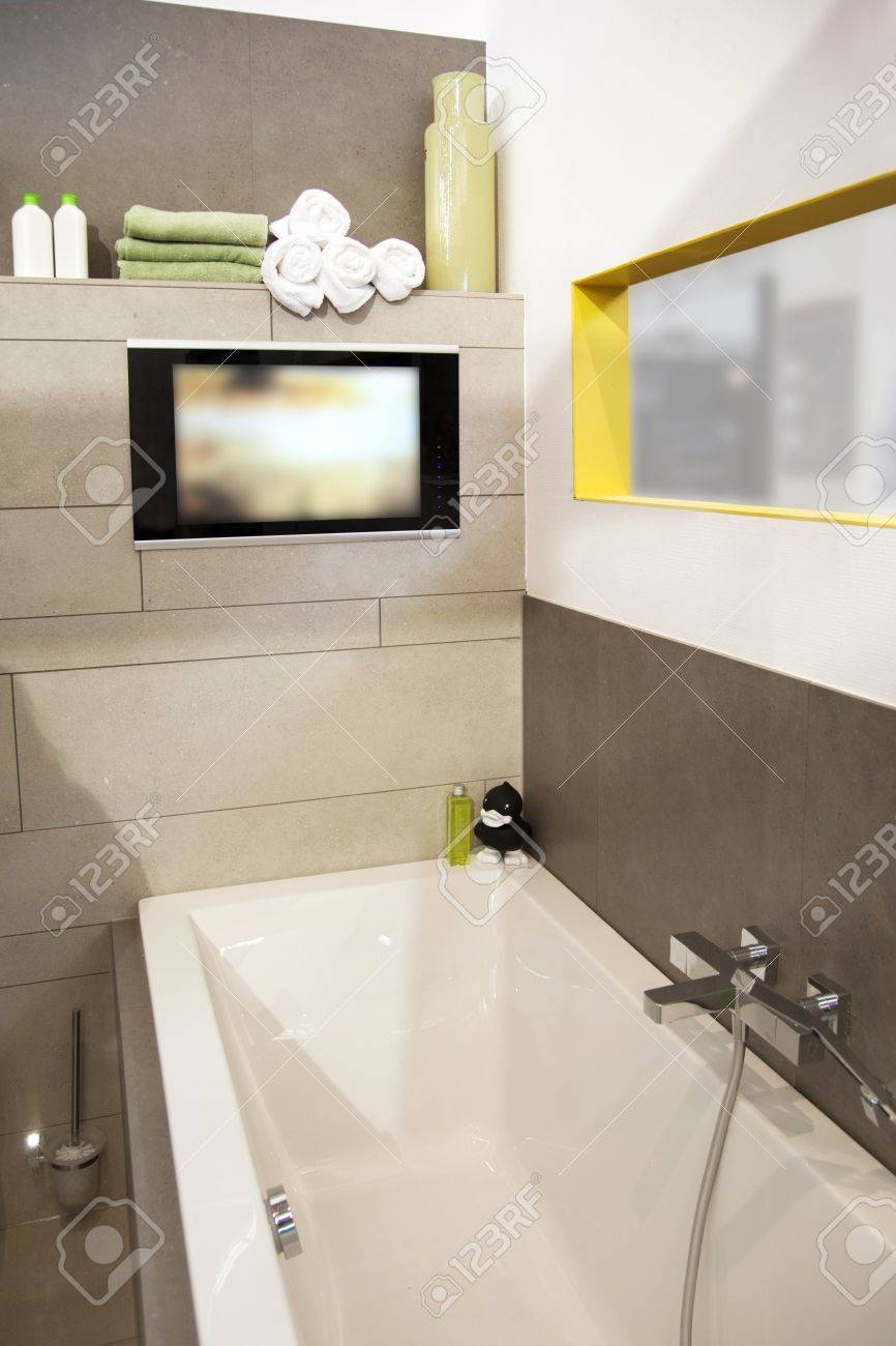 Zinc Pour Salle De Bain ~ l int rieur de la salle de bain moderne avec tv banque d images et Zinc Pour Salle De Bain ~ l int rieur de la salle de bain moderne avec tv banque d images et