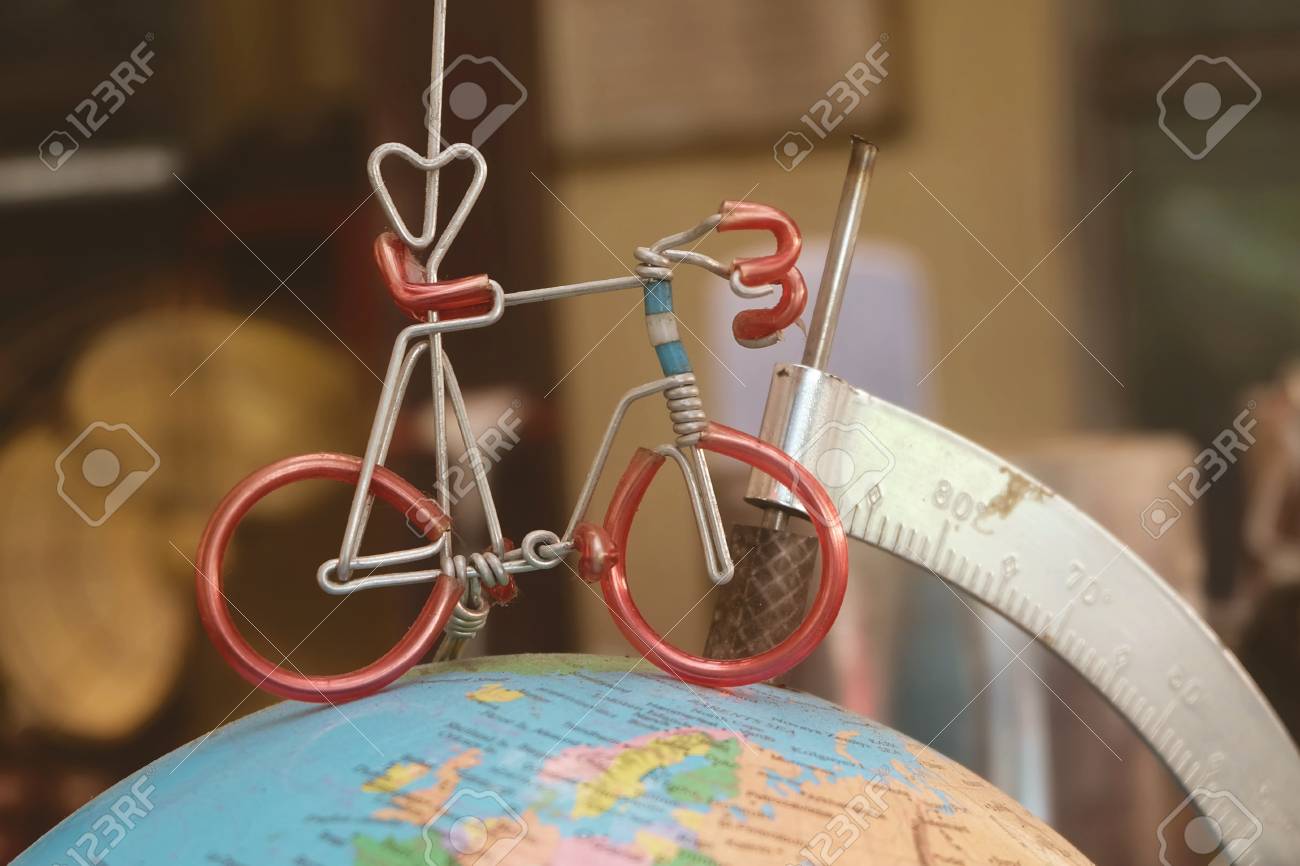 地理グローブまたは惑星球モデル上のミニチュア自転車フィギュア 目的地にサイリング の写真素材 画像素材 Image