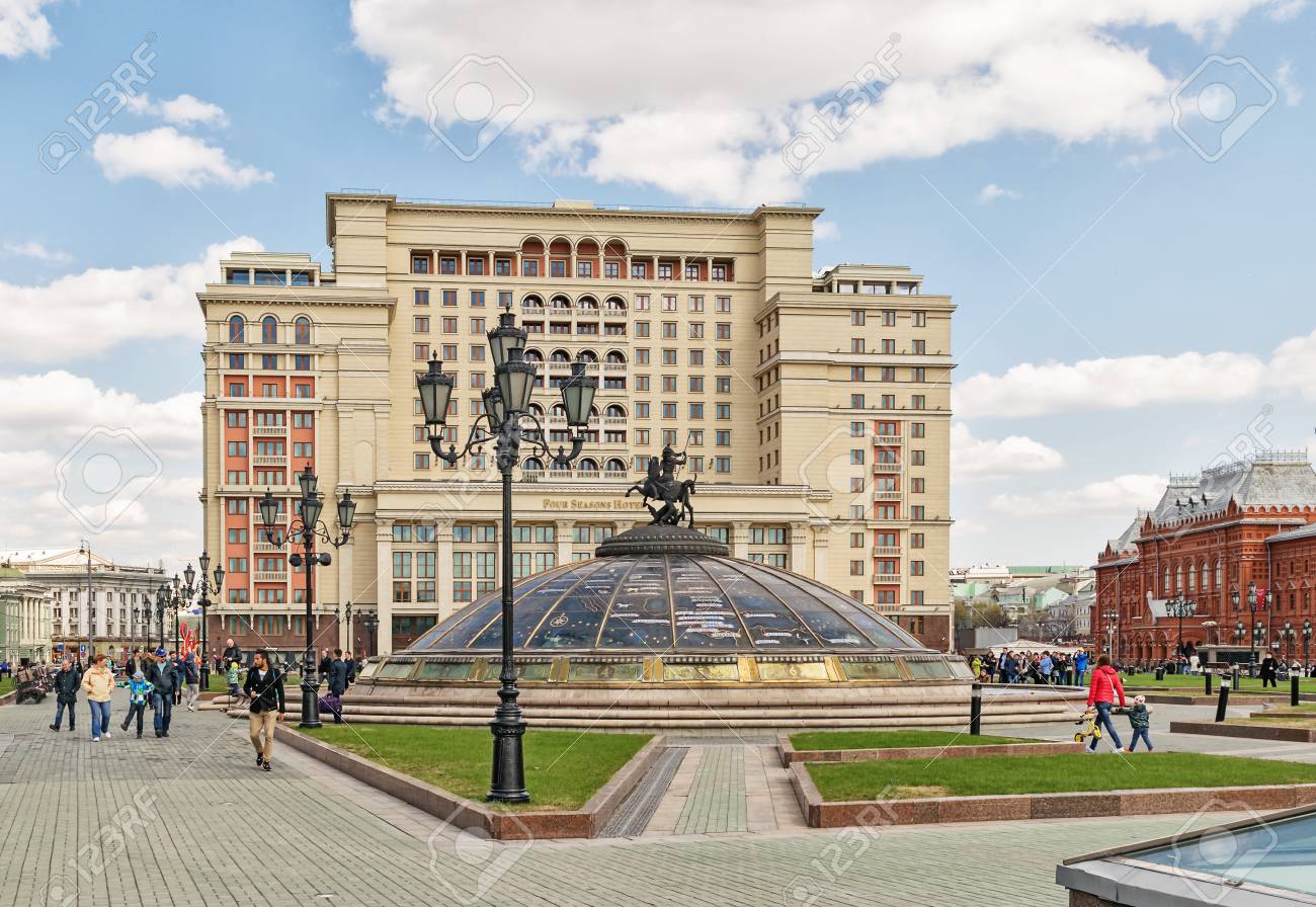 モスクワ ロシア連邦 16 年 4 月 24 日 フォーシーズンズ ホテル 現代レプリカ 1935 年にオープンした 伝説のホテル モスクワ の豪華な 4 つの季節ホテル モスクワは歴史に接続されている まだスタイリッシュで現代的です の写真素材 画像素材 Image