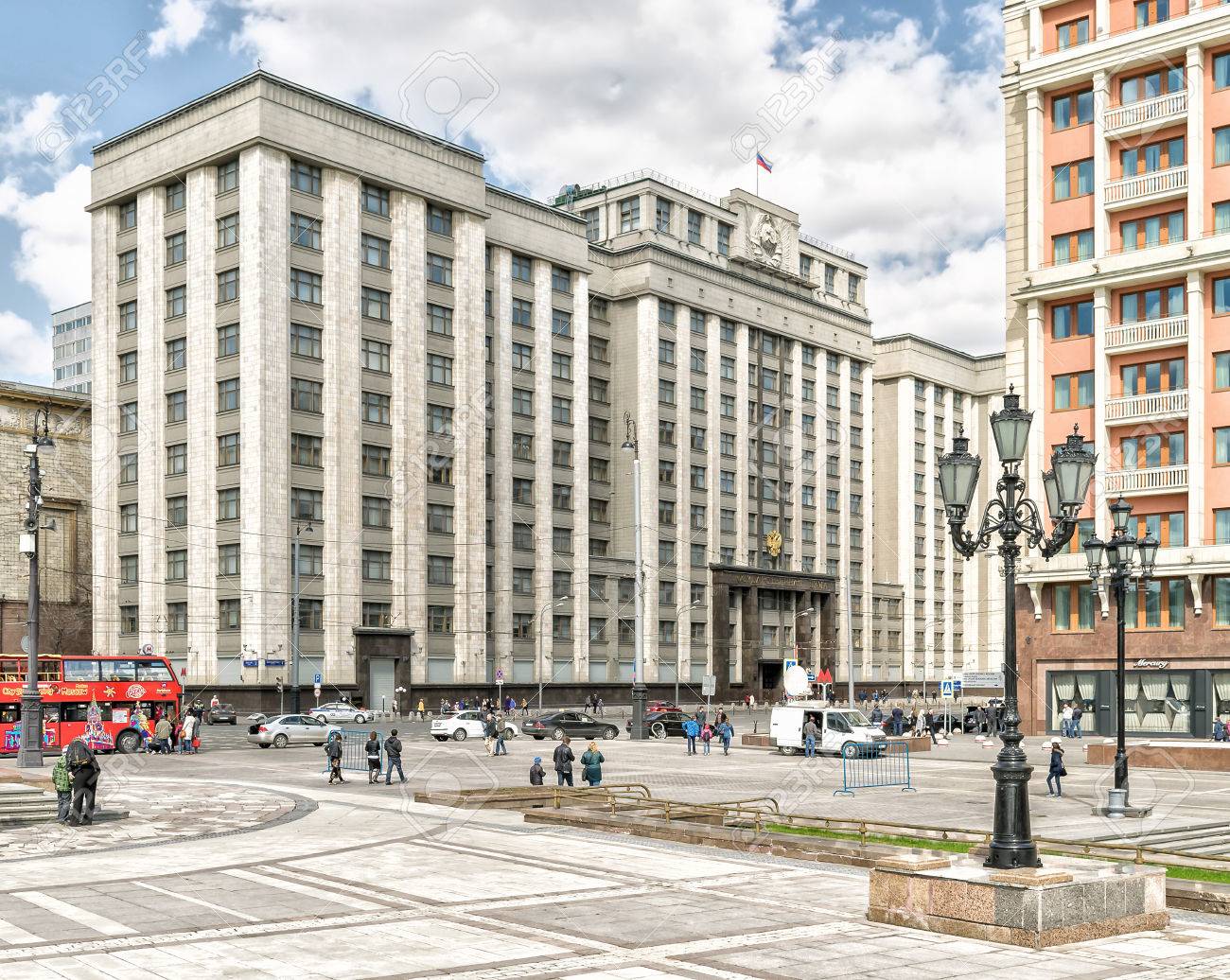 https://previews.123rf.com/images/arbiter/arbiter1605/arbiter160500009/56095041-moscou-russie-24-avril-2016-si%C3%A8ge-de-la-douma-d-etat-russe-douma-d-etat-russe-gosudarstvennaya-douma.jpg