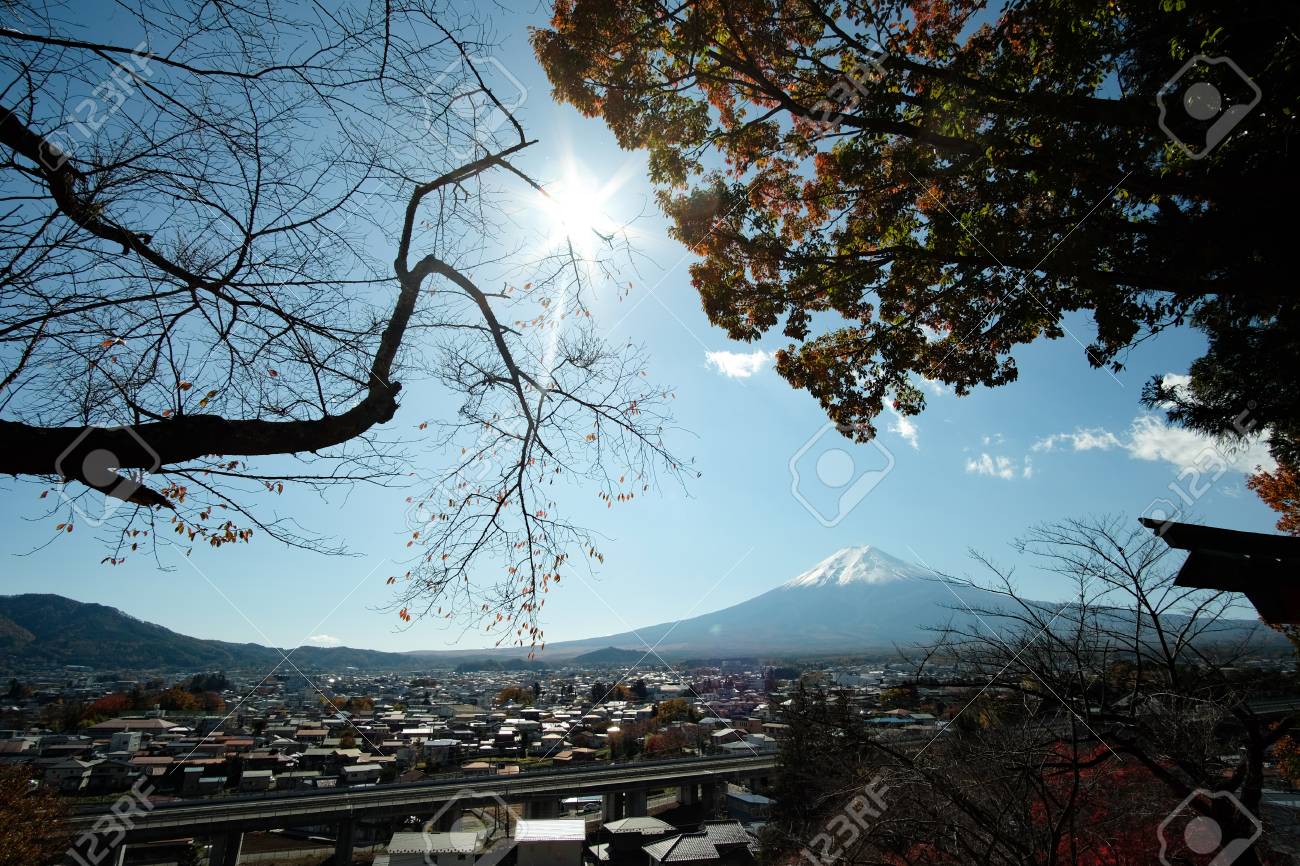 景色の写真 Japans Highest Peak Mount Fuji 377624m Editorial Stock Photo