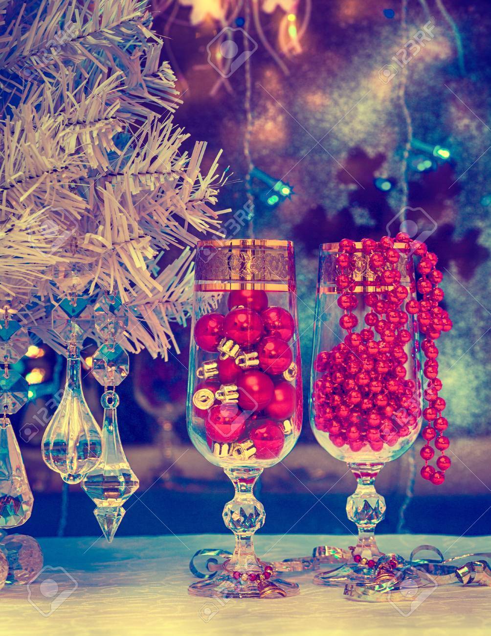 シャンパン クリスマス ツリー 冬のウィンドウの背景のクリスマスの装飾のガラス 画像の古いスタイルの休日の写真 ライト 様式化されたグラフィック ヴィンテージ レトロ 古いスタイル イメージの休日カードの色 壁紙します の写真素材 画像素材 Image