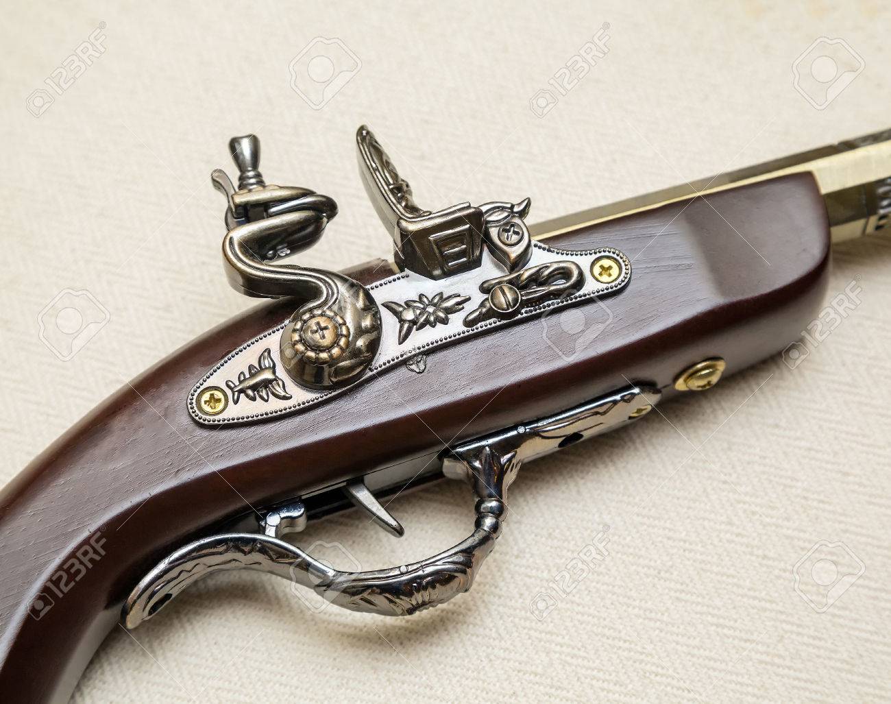 18 世紀の古いマスケット銃ピストルのフリント ロックのメカニズムの断片 ピストルのコピー お土産 の写真素材 画像素材 Image