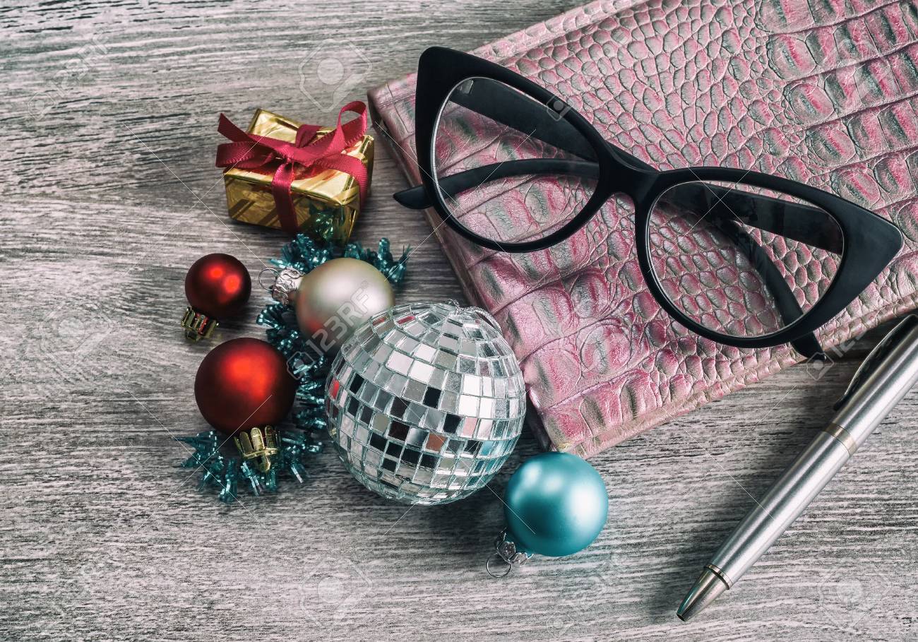 Immagini Natalizie Occhiali.Immagini Stock Business Office Di Natale Sul Posto Di Lavoro Con Una Cravatta Penna Occhiali E Decorazioni Natalizie Business E Concetto Di Vacanza Stile Retro Image 67188243