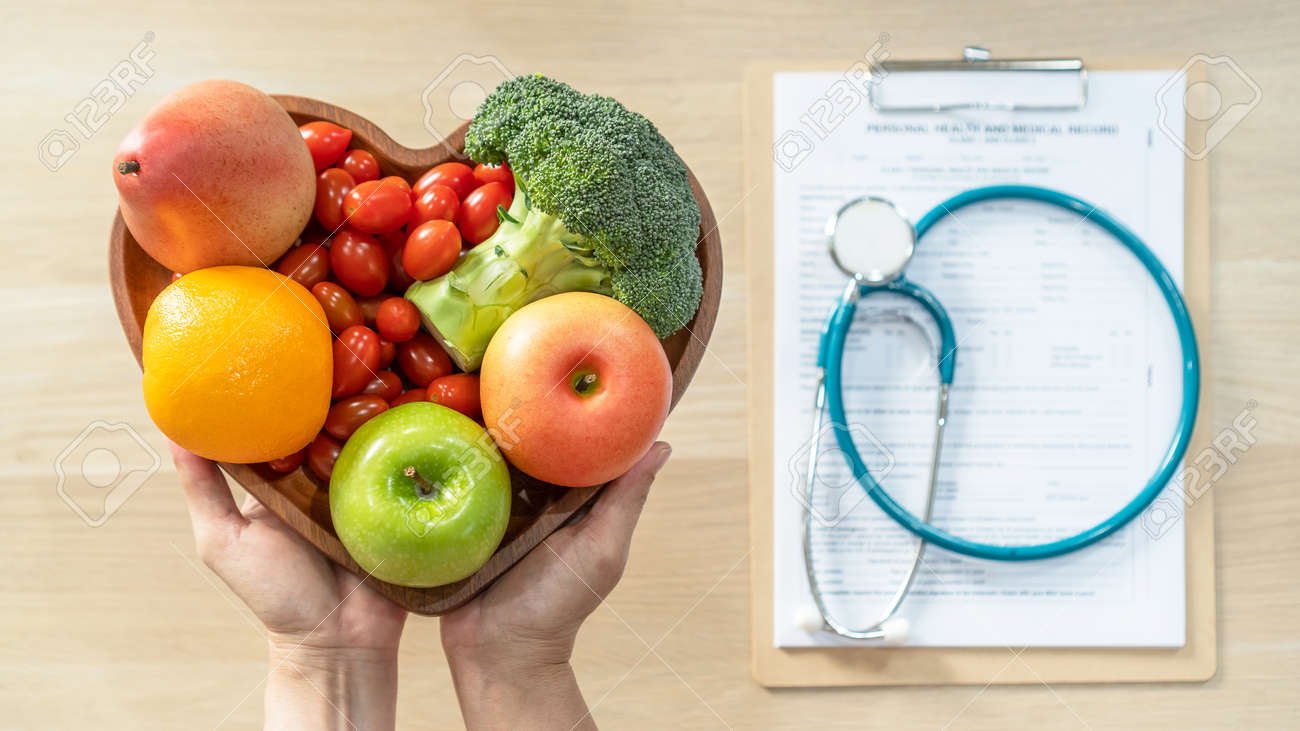 Alimento nutricional para o bem-estar do coração por dieta de colesterol e alimentação nutricional saudável com frutas e vegetais limpos no prato do coração por nutricionista e médico recomendado para o bem-estar do paciente - 164340756 Alimento nutricional para o bem-estar do coração por dieta de colesterol e alimentação nutricional saudável com frutas e vegetais limpos no prato do coração por nutricionista e médico recomendado para o bem-estar do paciente - 164340756