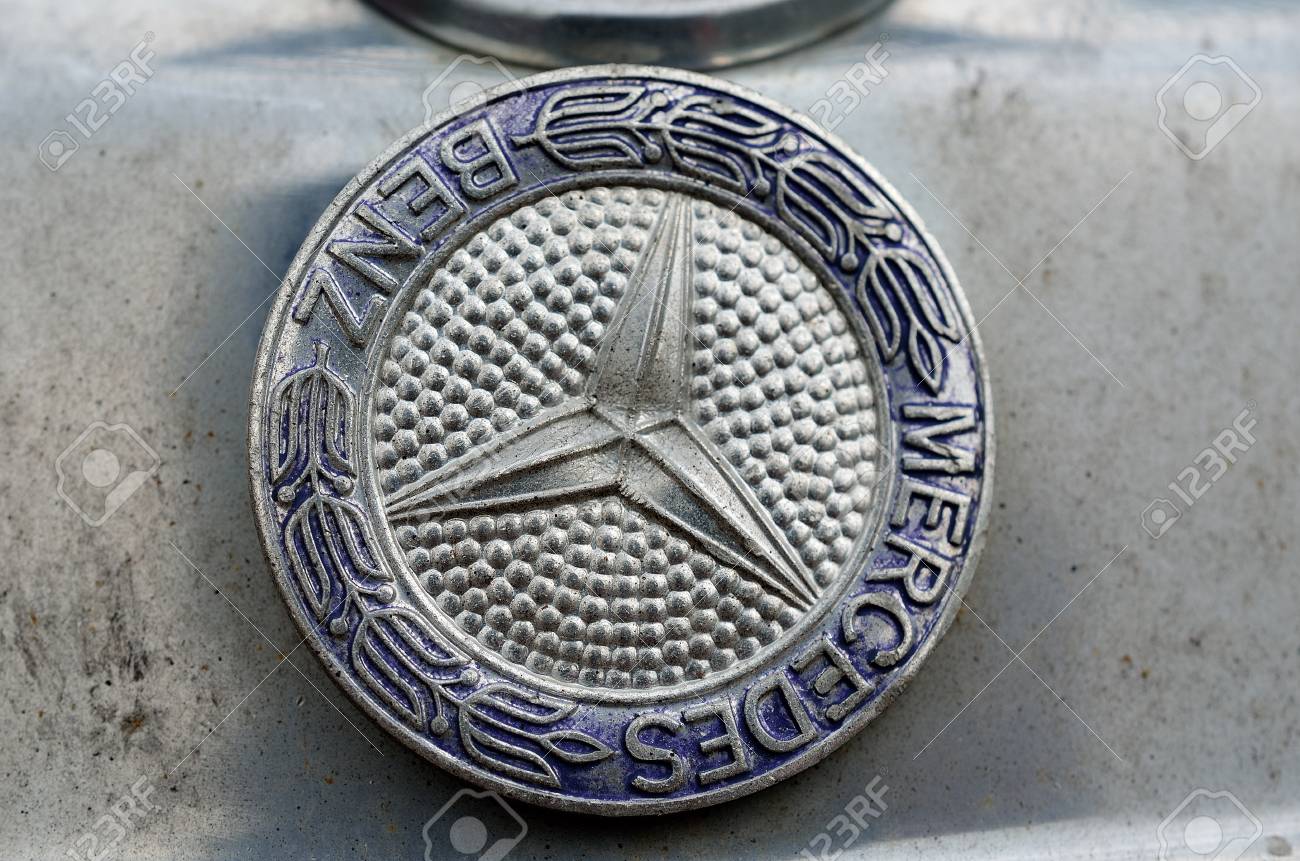 メルセデス車のエンブレムの車バッジ の写真素材 画像素材 Image