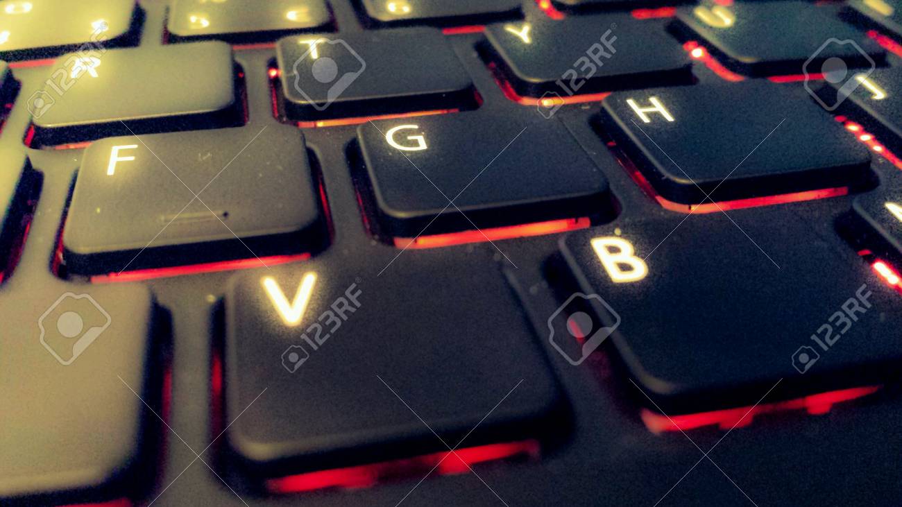 キーの下の赤い光と黒のノート パソコンのキーボード の写真素材 画像素材 Image