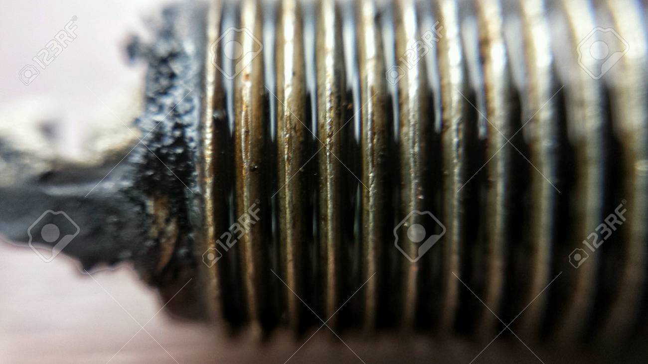 スパーク プラグの古い中古車の黒焦げのマクロ写真 の写真素材 画像素材 Image