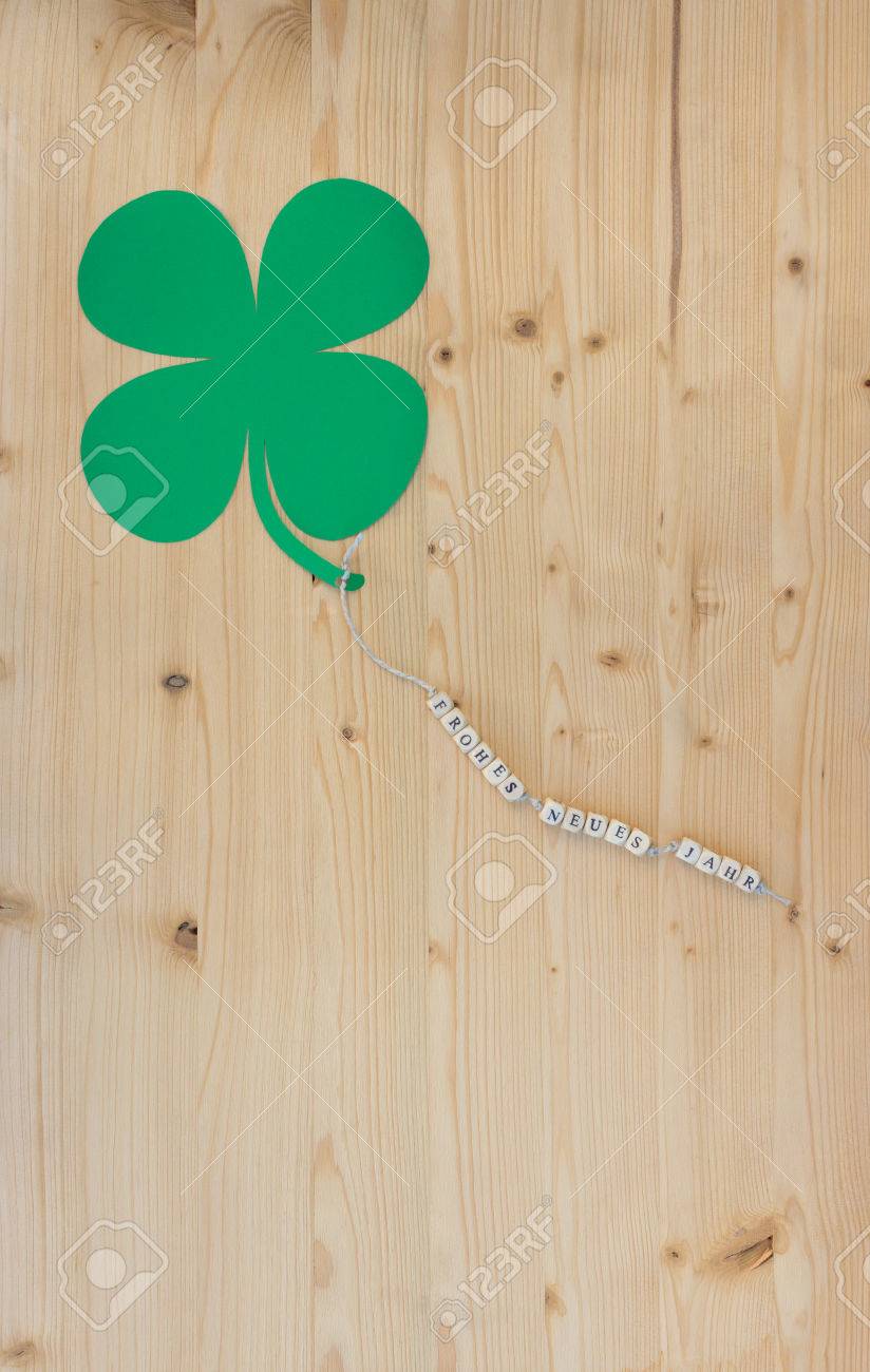 新年あけましておめでとうございます クローバーの葉の木のコードの上のドイツ語の単語 の写真素材 画像素材 Image