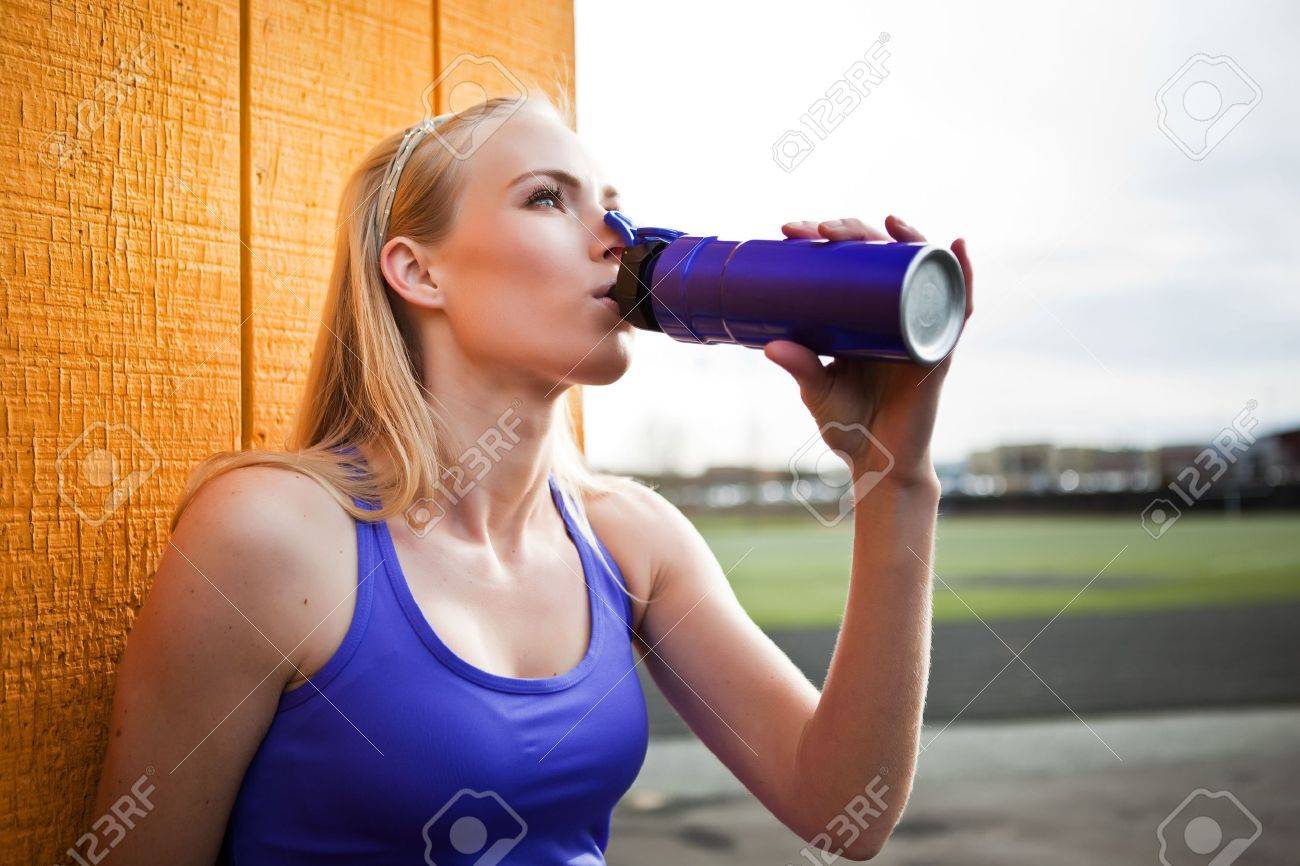 スポーティな白人美人飲料水の肖像画 の写真素材 画像素材 Image 6645066