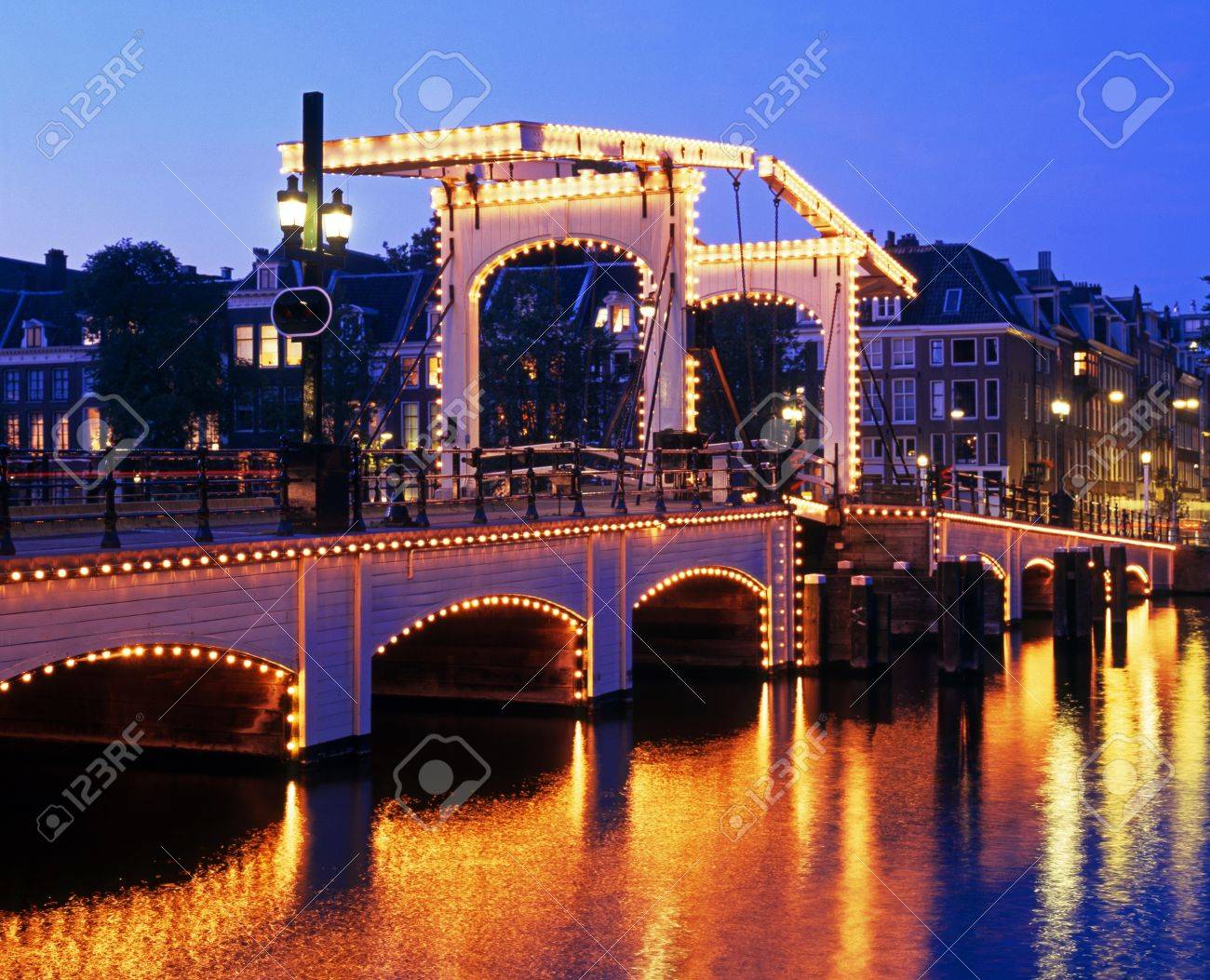 マヘレの跳ね橋 夕暮れ時 アムステルダム オランダ オランダ ヨーロッパ スキニー ブリッジ の写真素材 画像素材 Image
