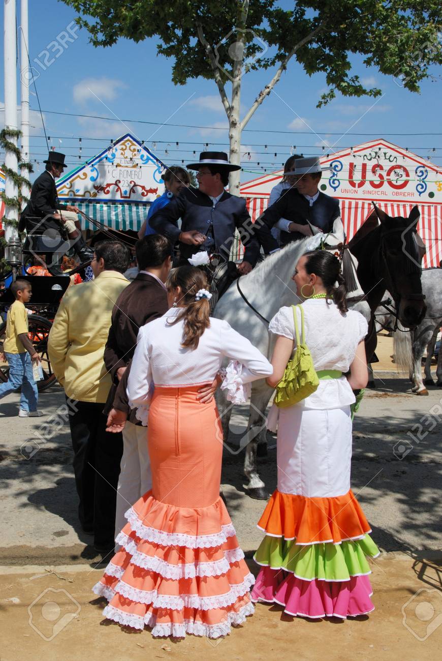 Seville Espagne 12 Avril 2008 Peuple Espagnol En Costume Traditionnel Debout Aux Cotes De Personnes Sur Des Chevaux A La Foire De Seville Seville Province De Seville Andalousie Espagne Europe