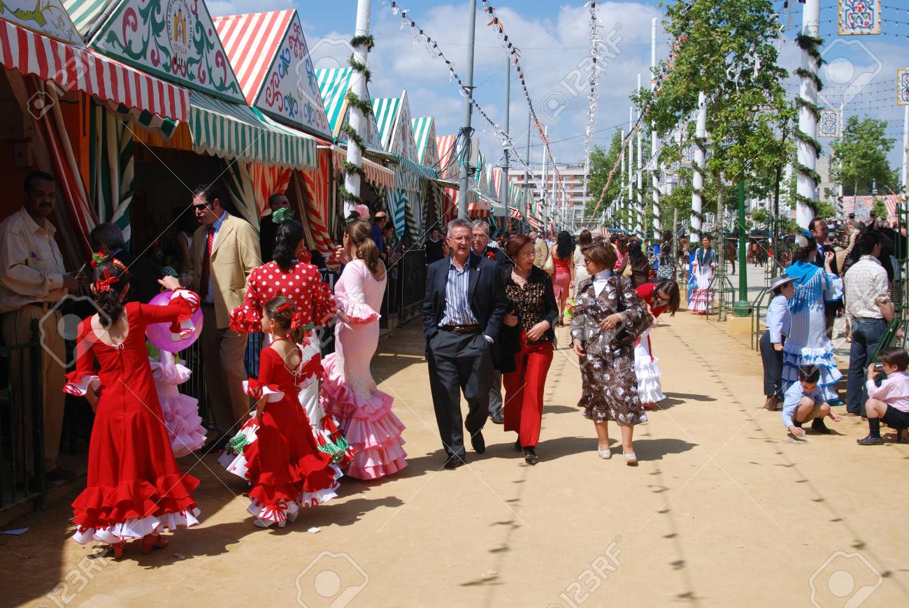 Seville Espagne 12 Avril 2008 Peuple Espagnol En Costume Traditionnel Debout Aux Cotes De Casitas A La Foire De Seville Seville Province De Seville Andalousie Espagne Europe De L Ouest Banque