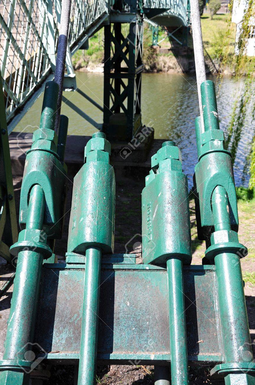 Pernos De Anclaje Para Los Cables Principales Del Puente De Porthill A Través Del Río Shrewsbury, Shropshire, Inglaterra, Reino Unido, Europa Occidental. Fotos, Retratos, Imágenes Fotografía De Archivo Libres