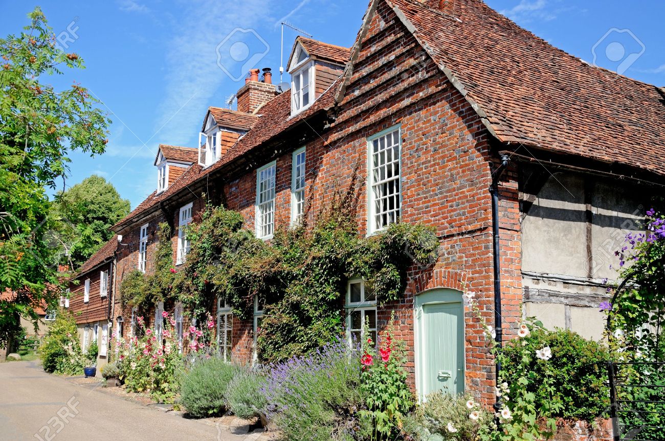 かなりレンガ ハンブルドン イギリスのオックスフォードシャー州 英国 西ヨーロッパの村の通り に沿ってドーマー付きのコテージ の写真素材 画像素材 Image