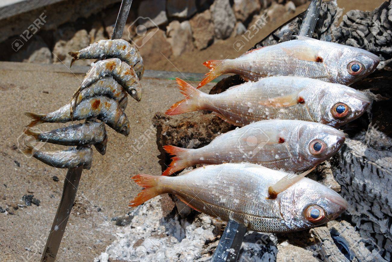 魚はバーベキュー ビーチにボートで串料理フエンヒローラ マラガ県 アンダルシア スペイン 西ヨーロッパ の写真素材 画像素材 Image 魚はバーベキュー ビーチにボートで串料理フエンヒローラ マラガ県 アンダルシア スペイン 西ヨーロッパ の写真素材 画像素材 Image
