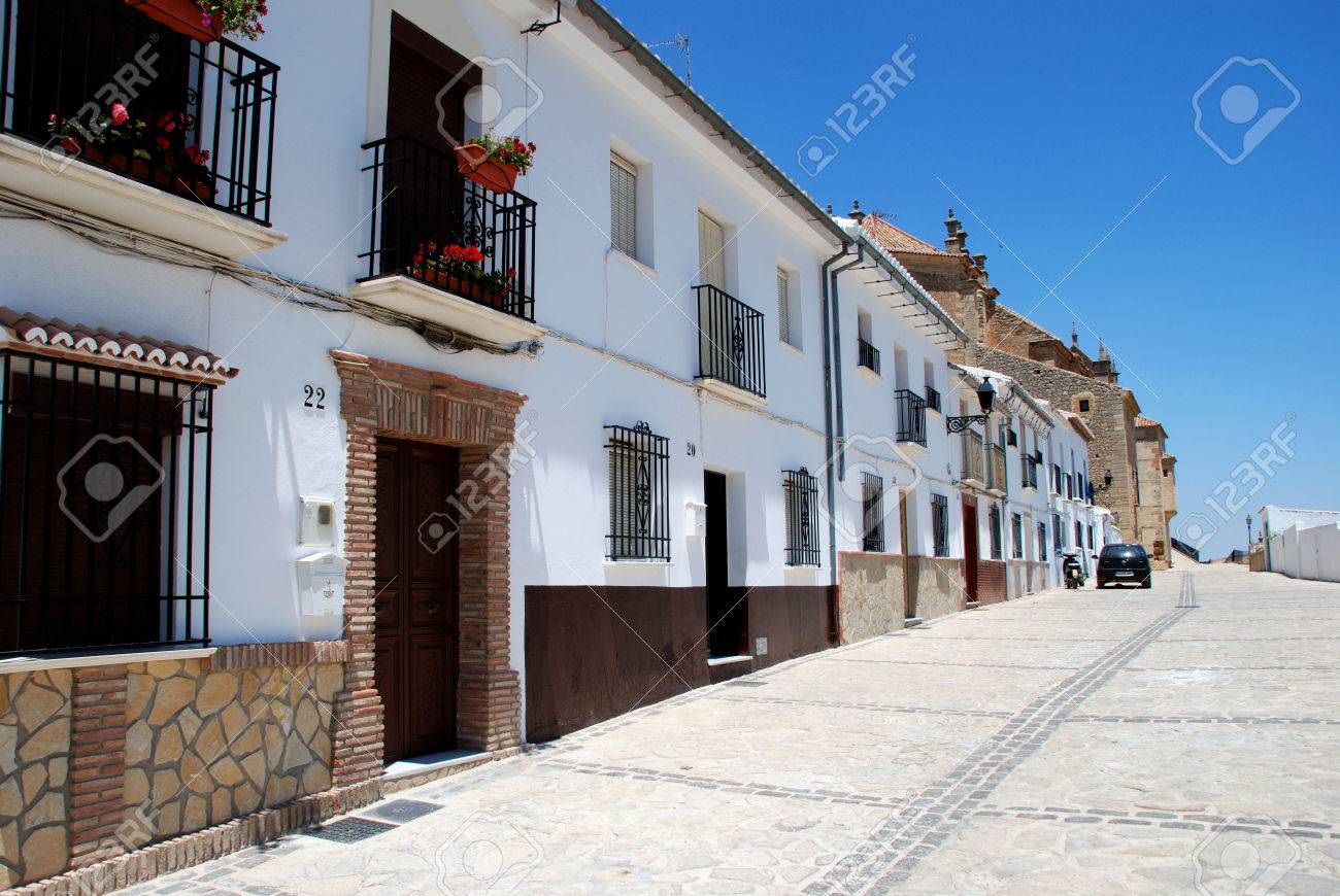 サンタ マリア 教会 グラナダ マラガ州 アンダルシア スペイン 西ヨーロッパにつながるテラスハウスの行 の写真素材 画像素材 Image