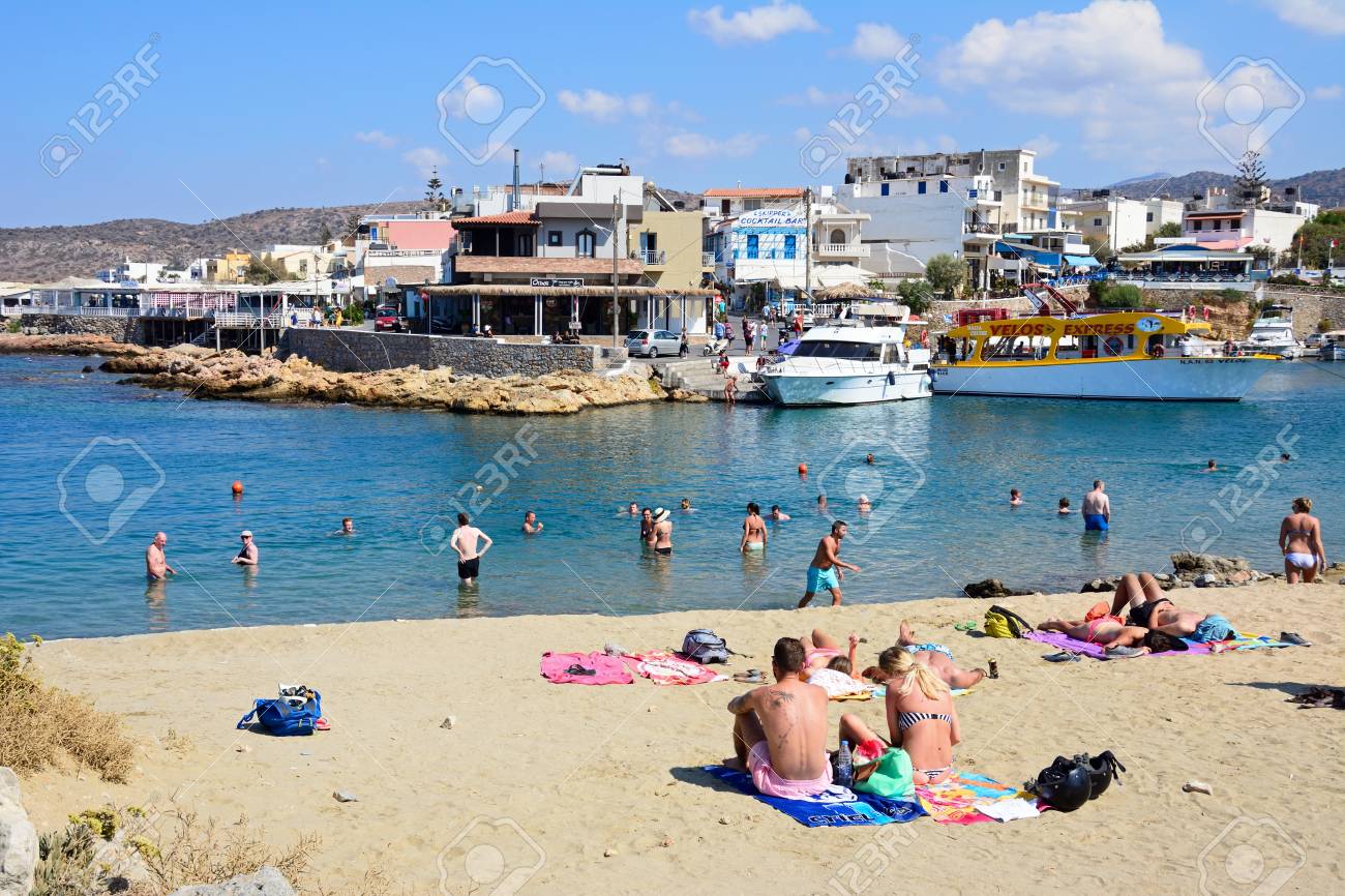 海と港 町 シシー クレタ島 ギリシャ ヨーロッパの景色を望むビーチの観光客 の写真素材 画像素材 Image