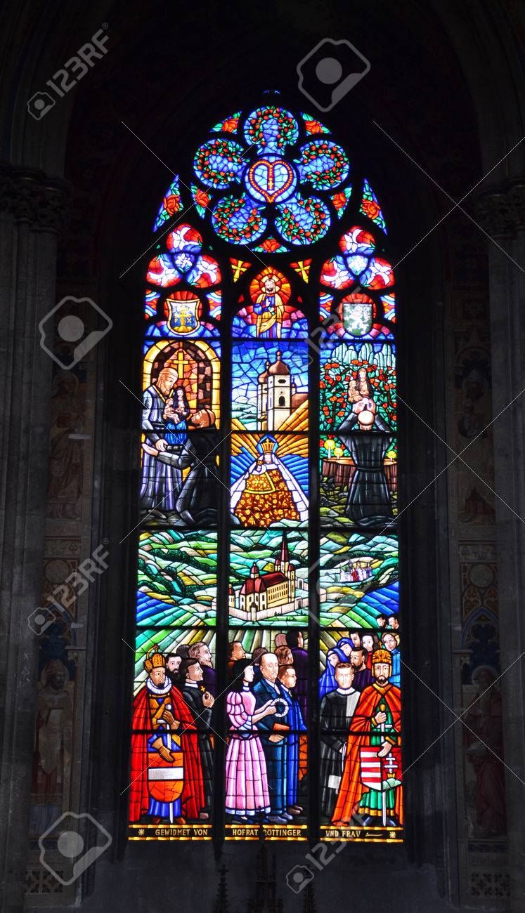 ヴォティーフ教会のゴシック様式のステンド グラスの窓の写真素材