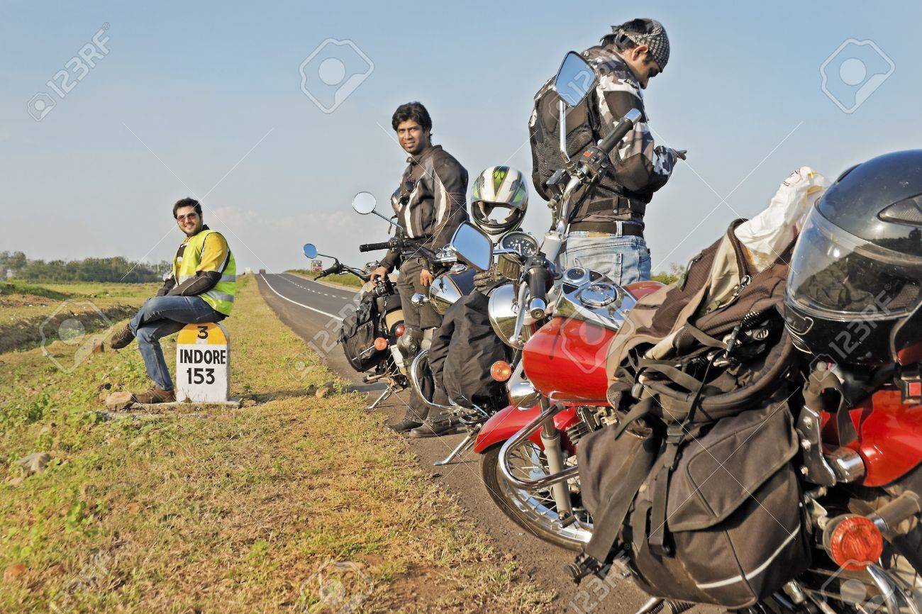 インドのオートバイ ツアー アグラ道路に Nh3 ムンバイにインドールのマイルス トーンに 153 キロで休憩 の写真素材 画像素材 Image