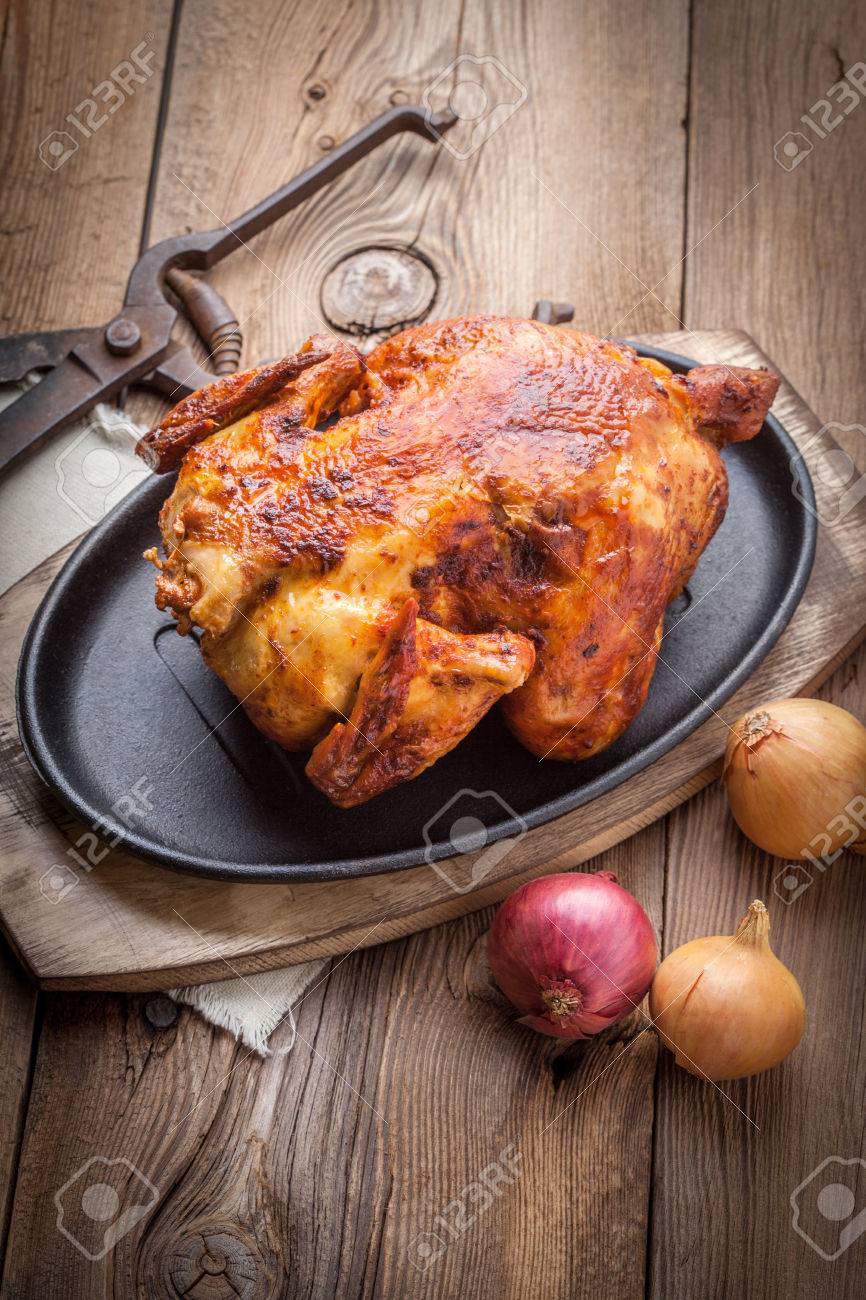 Poulet Roti A La Broche Sur Le Plateau En Fonte Banque D Images