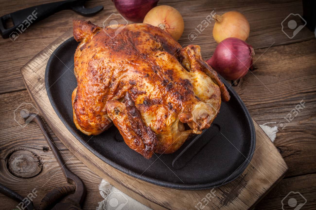 Poulet Roti A La Broche Sur Une Poele En Fonte Banque D Images Et