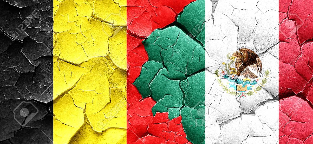 de vlag van belgië met mexico vlag op een grunge gebarsten muur