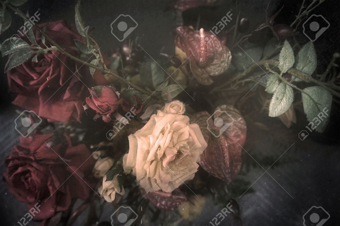 Vintage Boeket Van Stof Rozen, Gestileerde Bloemen En Gefilterd Om Een ??oud  Schilderij Lijken, Grunge Achtergrond Royalty-Vrije Foto, Plaatjes, Beelden  En Stock Fotografie. Image 44325964.
