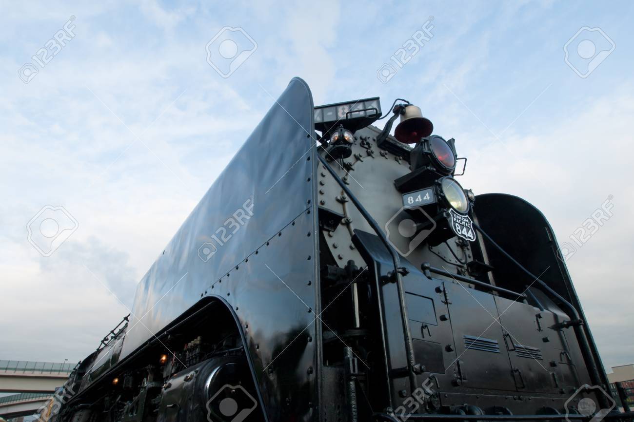 ユニオン ・ パシフィック鉄道の機関車号 844 を蒸気します。の