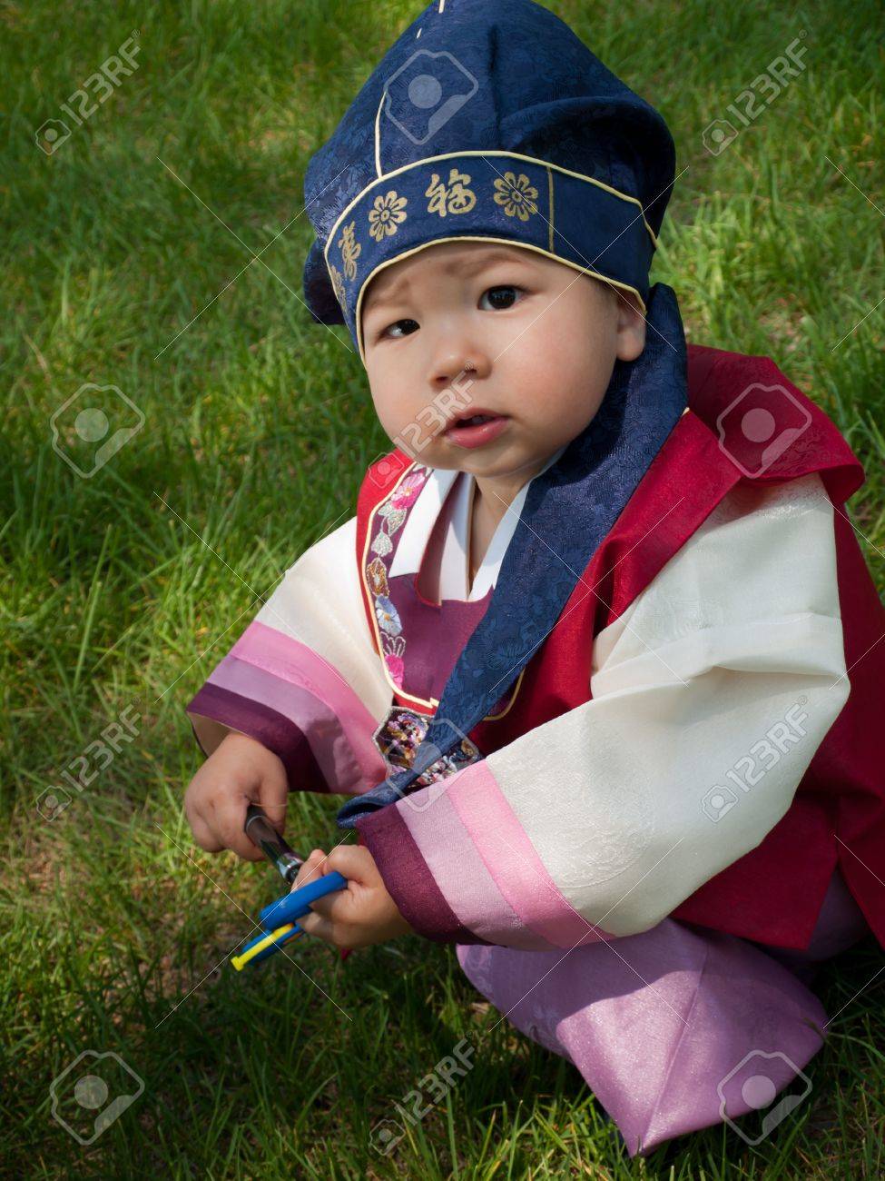 アジアの赤ちゃんは 伝統的な韓国文化民族衣装を着て 1 歳の子は 韓 と呼ばれます の写真素材 画像素材 Image アジアの赤ちゃんは 伝統的な韓国文化民族衣装を着て 1 歳の子は 韓 と呼ばれます の写真素材 画像素材 Image