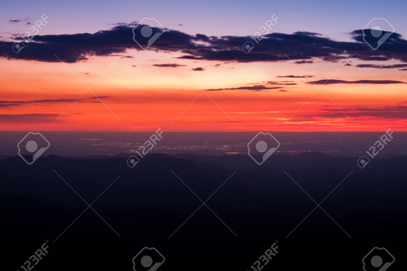 日の出 13 000 フィートでここからデンバーを見ることができます マウントエバンス荒野 コロラド州のフロント レンジ の写真素材 画像素材 Image