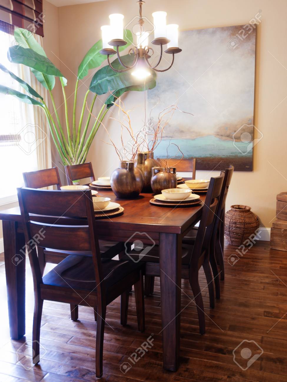 Moderne Esszimmer Mit Tisch Set Fur Familienessen Lizenzfreie Fotos Bilder Und Stock Fotografie Image 15079262