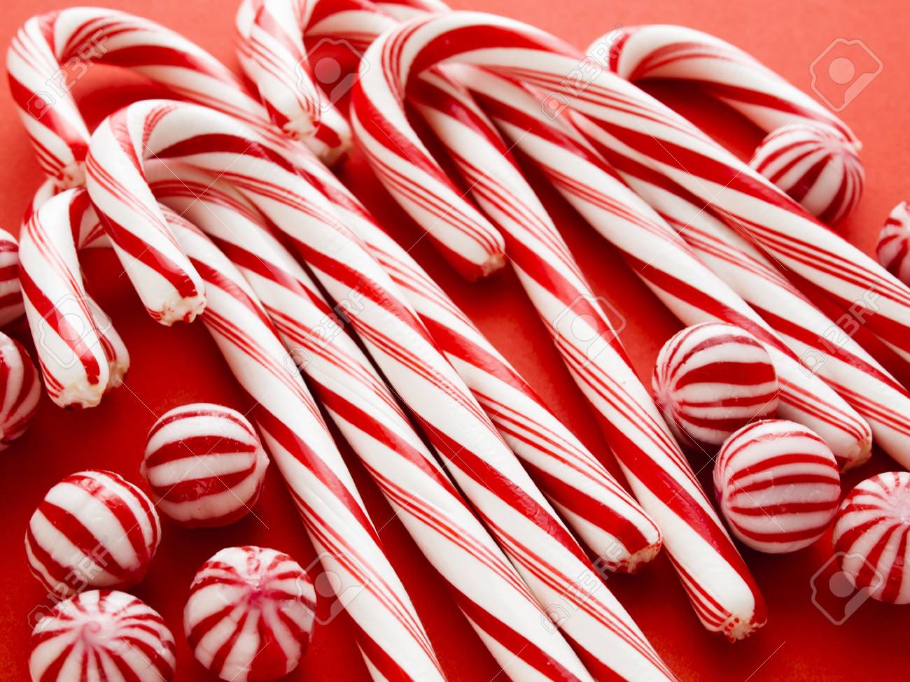 赤の背景に白と赤のペパーミント キャンデー杖 の写真素材 画像素材 Image 赤の背景に白と赤のペパーミント キャンデー杖 の写真素材 画像素材 Image