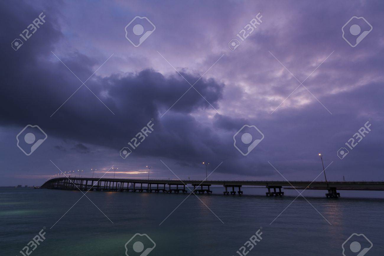 女王イザベラ コーズウェイ ブリッジ テキサス州の日の出 の写真素材 画像素材 Image