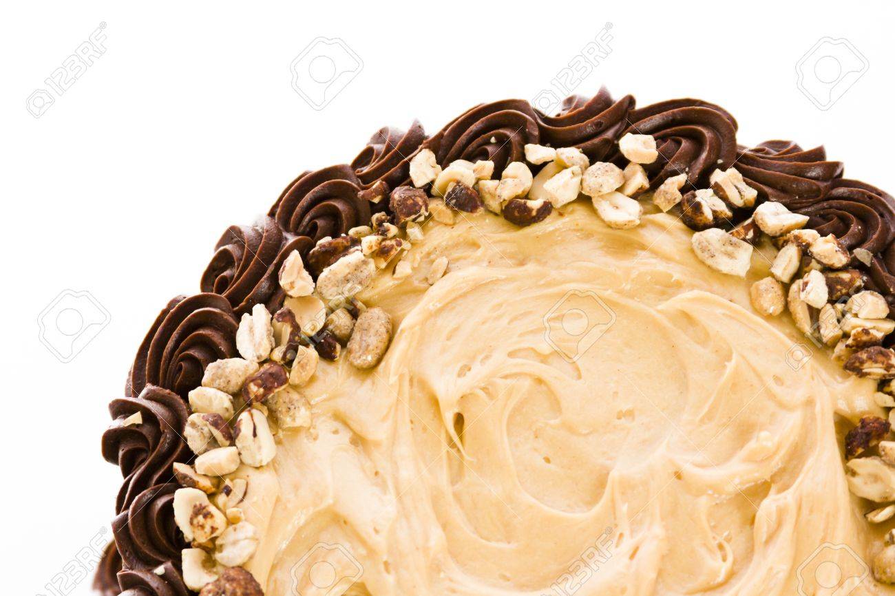 ピーナッツ バター チョコレート ケーキの 2 層ムース ケーキいっぱいとピーナッツ バターのムースをトッピングし チョコレートのバター クリームで覆われています の写真素材 画像素材 Image