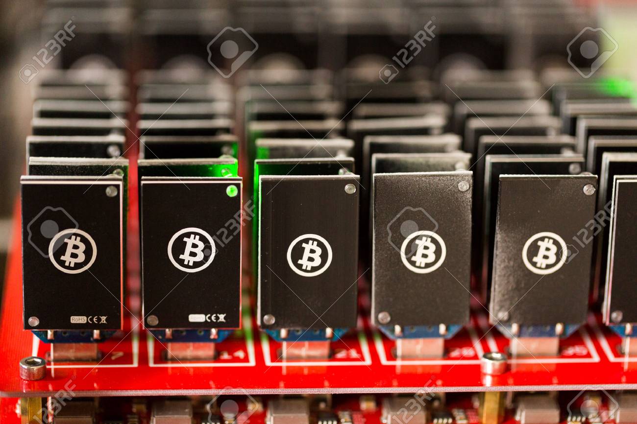 대형 USB 허브에 Bitcoin 마이닝 USB 장치. 로열티 무료 사진, 그림, 이미지 그리고 스톡포토그래피. Image  26082278