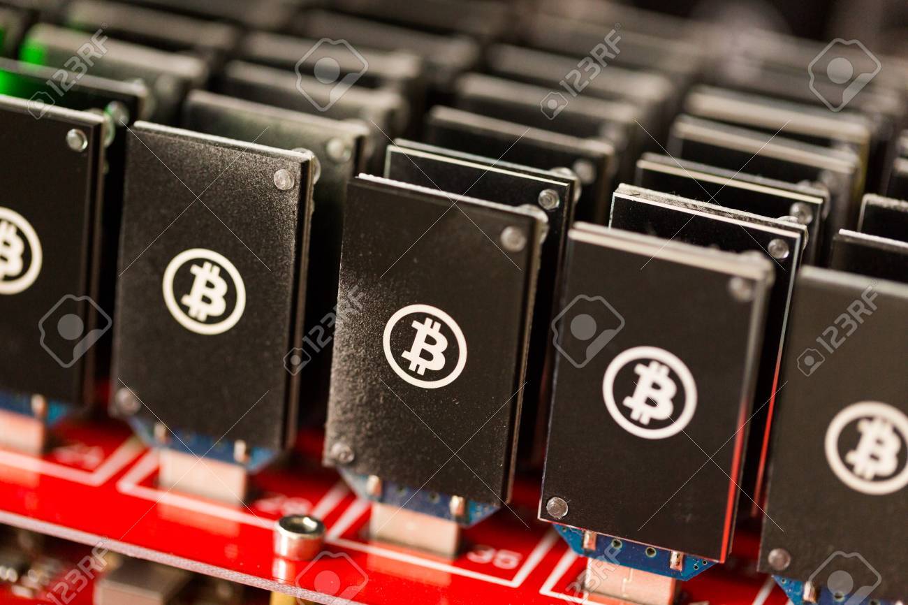 대형 USB 허브에 Bitcoin 마이닝 USB 장치. 로열티 무료 사진, 그림, 이미지 그리고 스톡포토그래피. Image  26082291