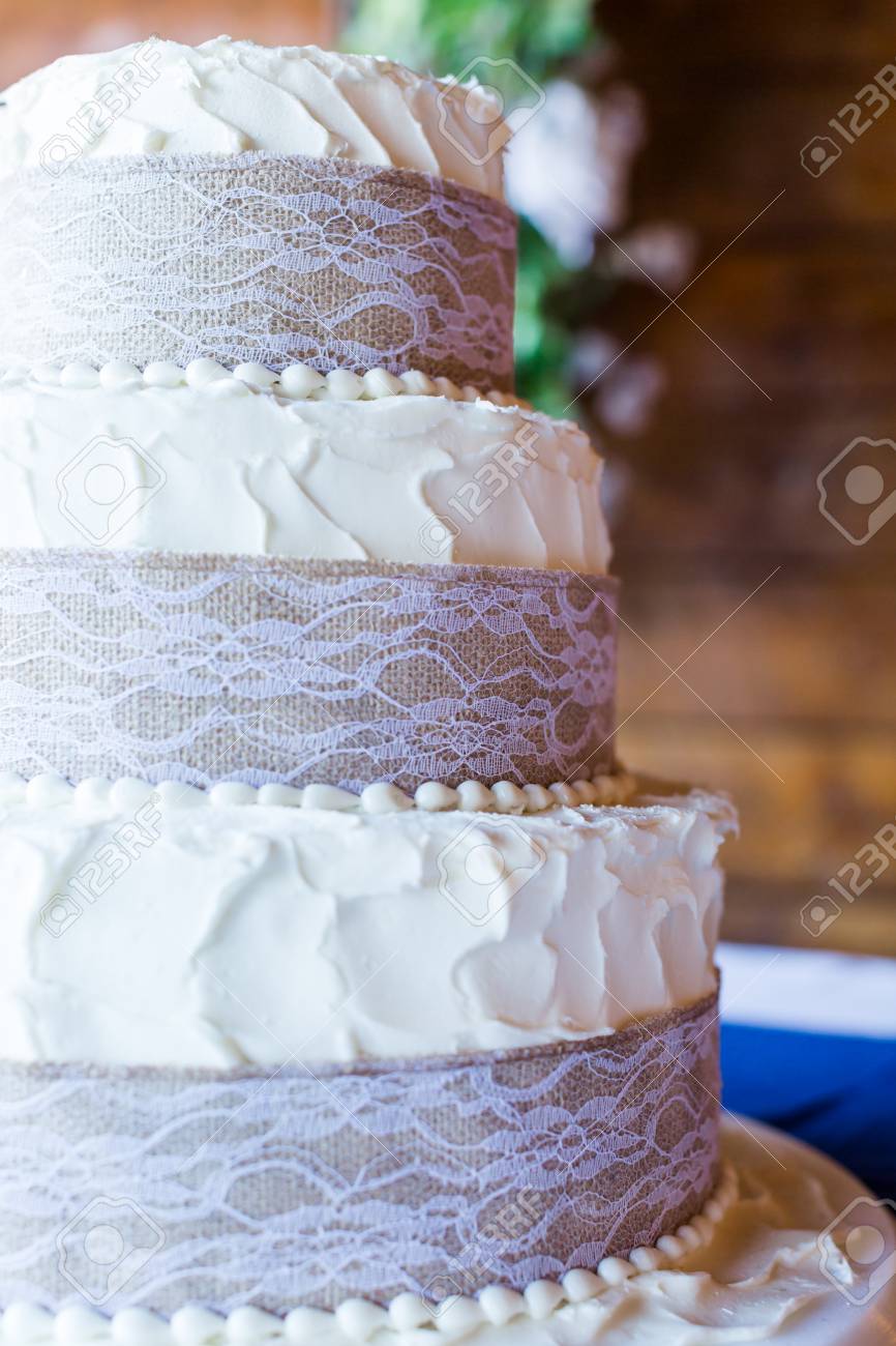 3 つは宴会場でのシンプルなウエディング ケーキをスタックします の写真素材 画像素材 Image