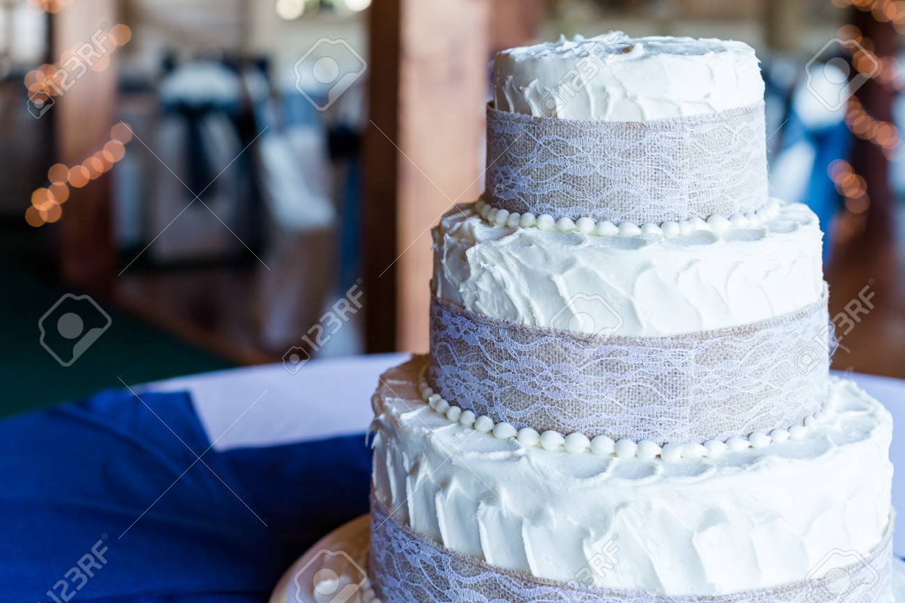 3 つは宴会場でのシンプルなウエディング ケーキをスタックします の写真素材 画像素材 Image