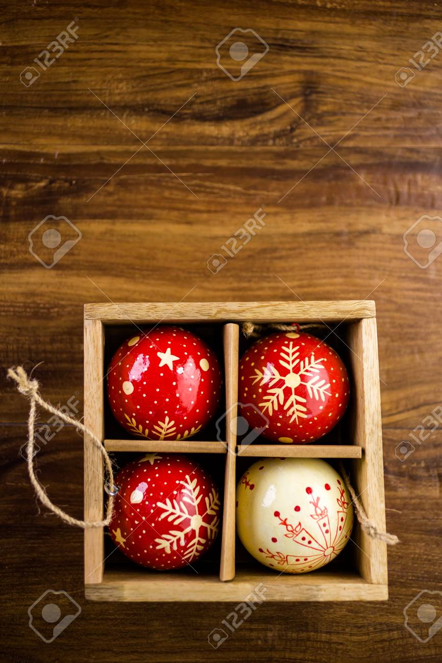 ヴィンテージ ハンドメイドのクリスマスオーナメント木製の箱 の写真素材 画像素材 Image